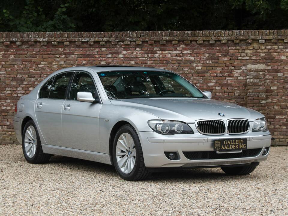 Obraz 50/50 pojazdu BMW 750i (2007)