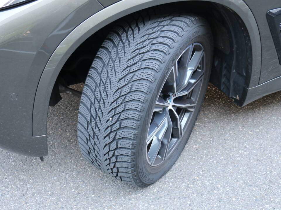 Bild 8/9 von BMW X5 xDrive50e (2023)