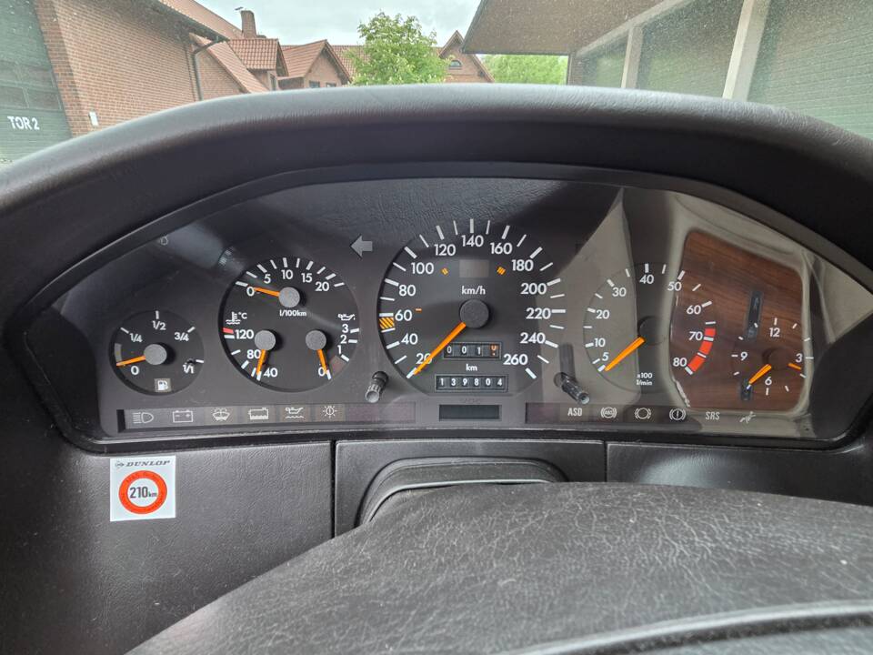 Image 64/103 de Mercedes-Benz 300 SE (1991)