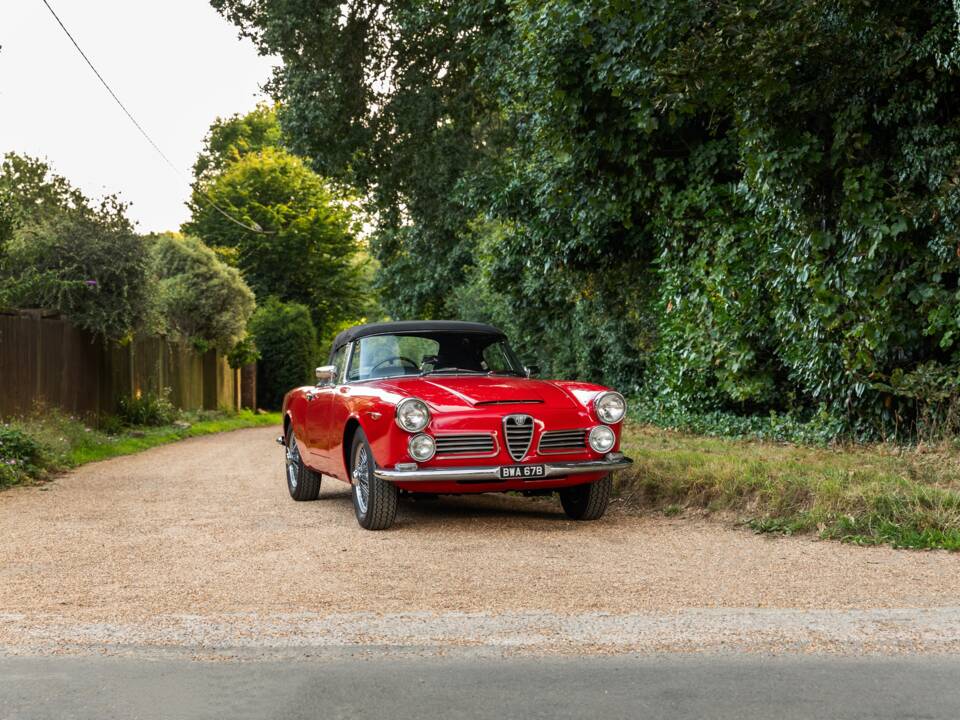 Image 24/27 of Alfa Romeo 2600 Spider (1964)
