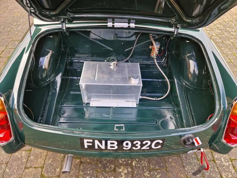 Image 39/50 of MG MGB GT (1965)