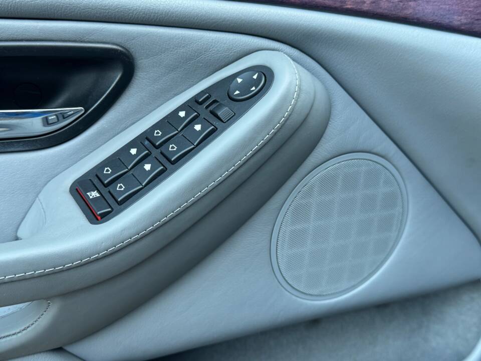 Image 44/100 of BMW 540i Touring (1998)