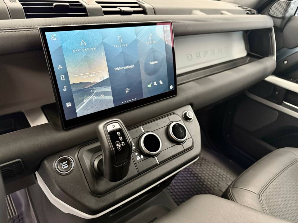 Image 15/25 of Land Rover Defender 110 D300 AWD (2022)