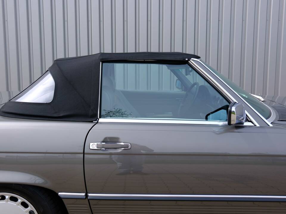 Image 4/97 de Mercedes-Benz 560 SL (1987)