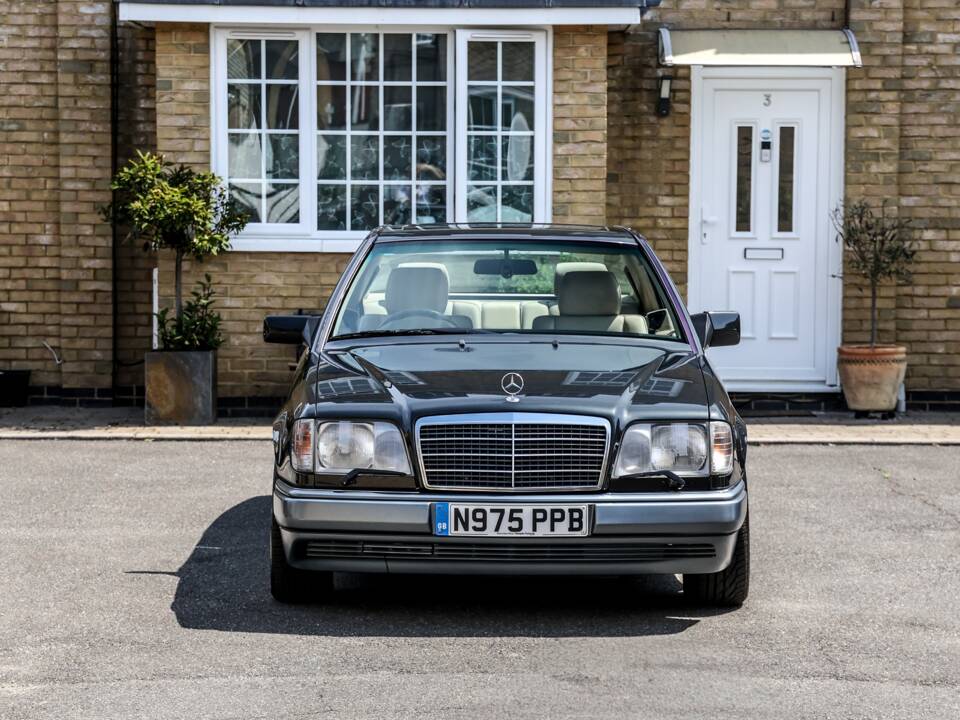Image 12/37 of Mercedes-Benz E 320 (1995)