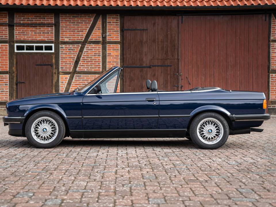 Image 13/99 of BMW 320i (1989)