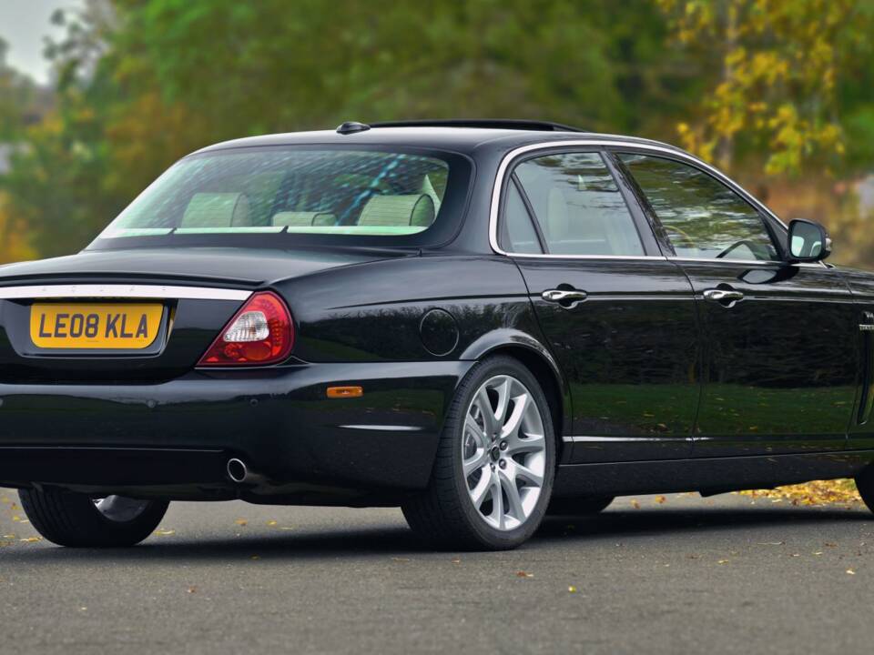 Image 8/50 of Jaguar XJ 8 4.2 (2008)