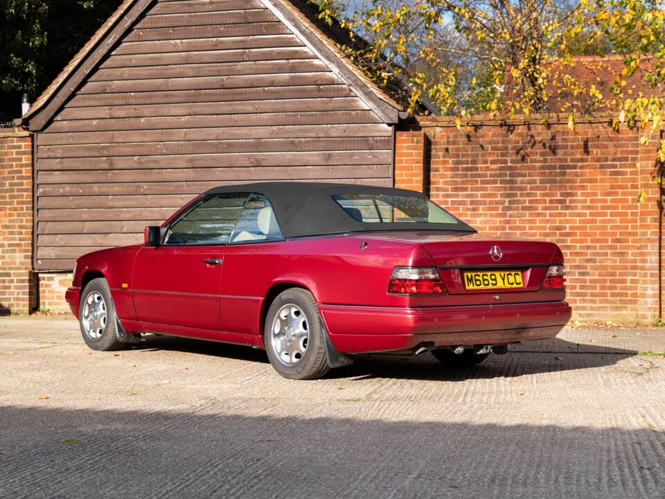 Bild 25/33 von Mercedes-Benz E 220 (1994)