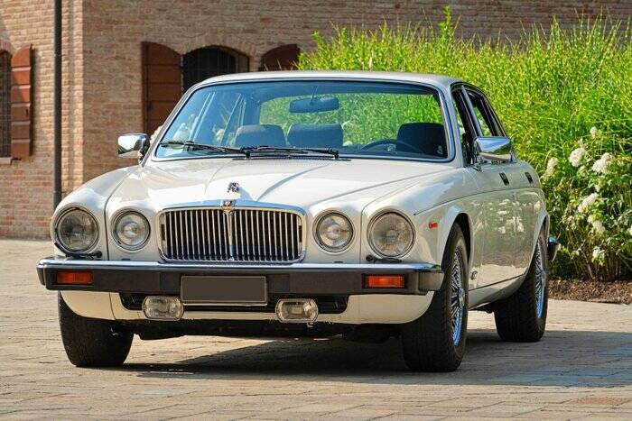 Image 3/7 of Jaguar XJ 6 4.2 (1982)