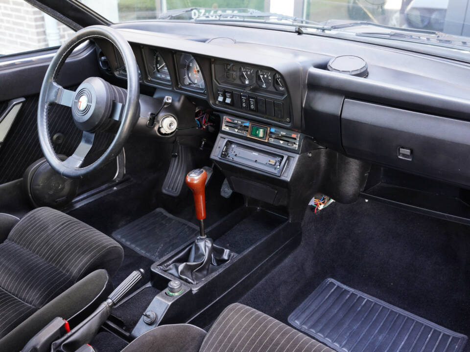 Image 43/50 of Alfa Romeo GTV 6 2.5 (1983)