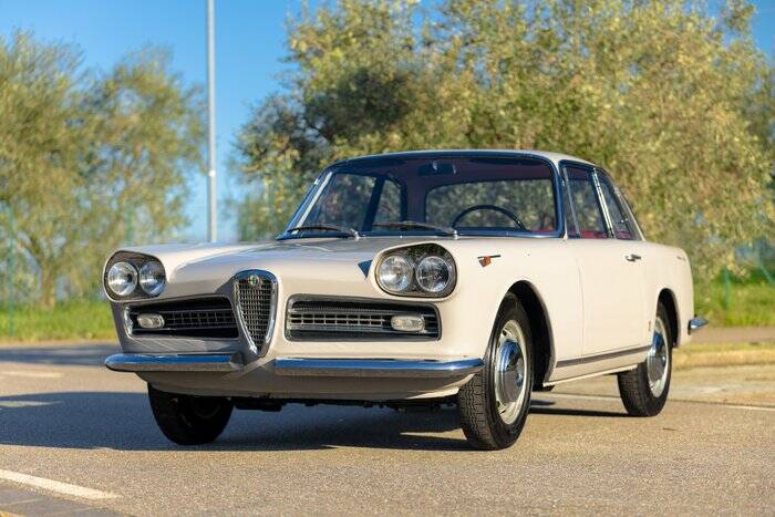 Image 4/7 of Alfa Romeo 2000 Sprint (1961)