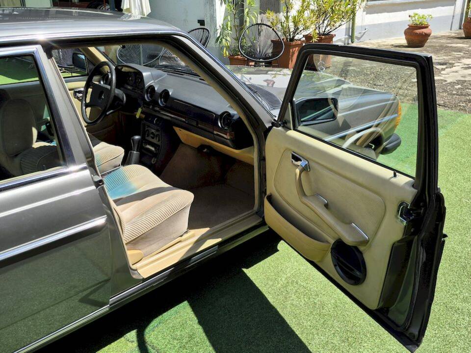 Image 44/71 of Mercedes-Benz 240 D (1980)