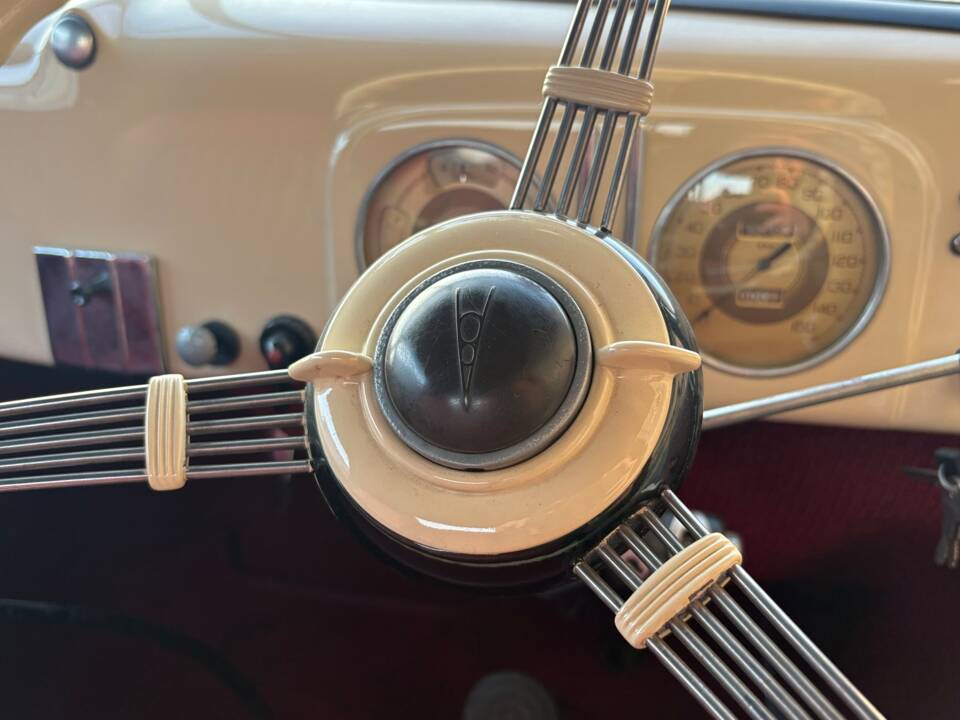 Image 13/26 de Ford V8 Deluxe Club Cabriolet (1937)