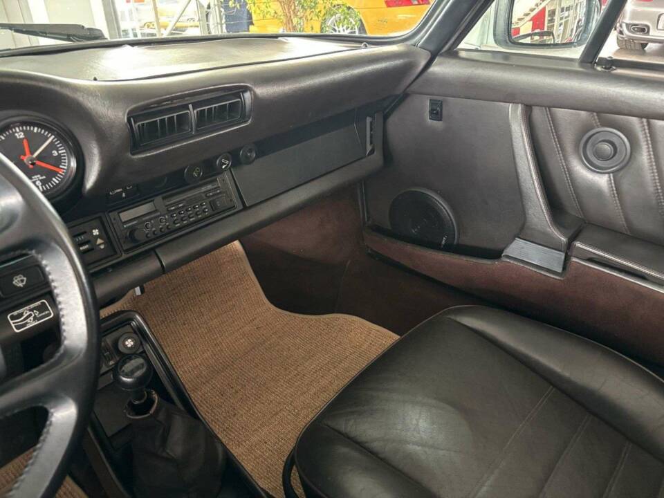 Bild 17/37 von Porsche 911 Carrera 3.2 (1985)