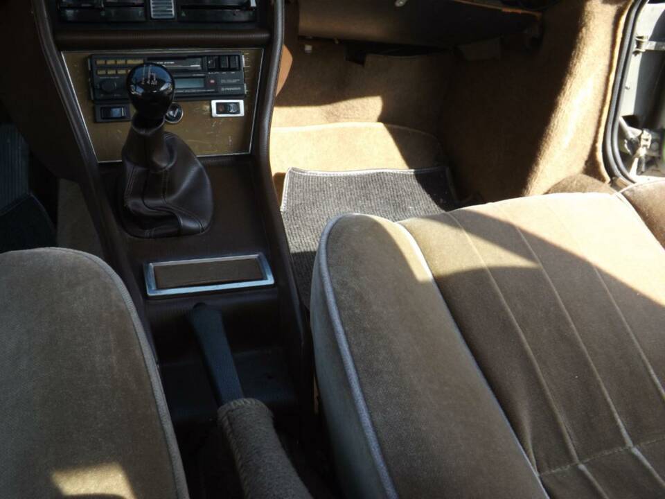 Image 32/49 of Peugeot 504 Coupé (1981)