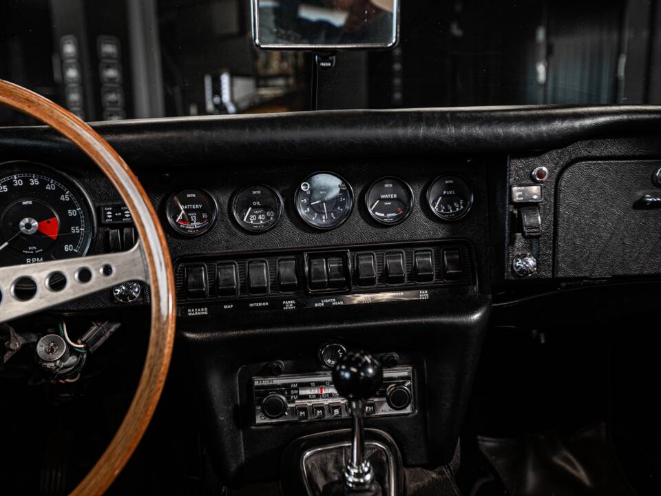 Image 14/53 de Jaguar E-Type (1970)