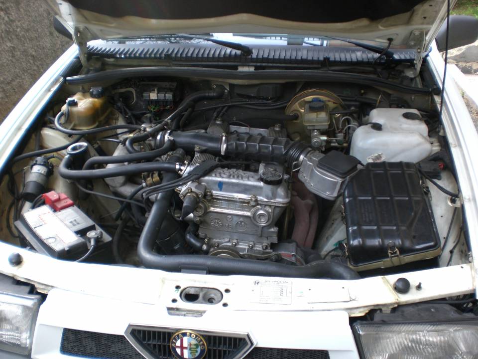 Imagen 2/8 de Alfa Romeo 75 1.6 (1991)