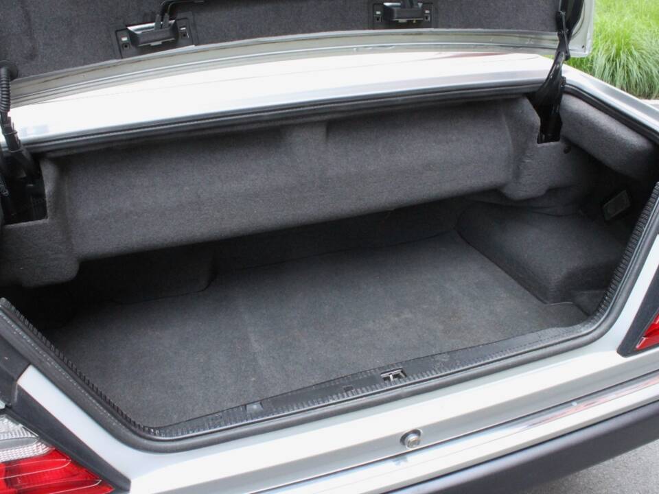 Immagine 15/19 di Mercedes-Benz 300 CE-24 (1992)