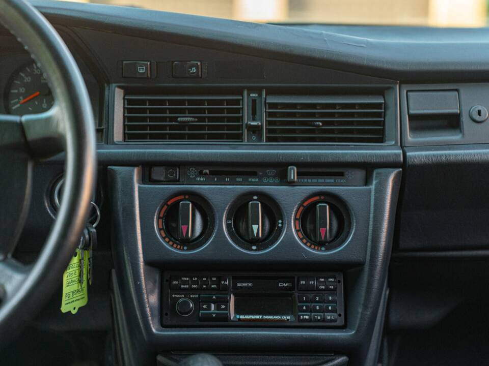 Afbeelding 33/44 van Mercedes-Benz 190 E (1987)