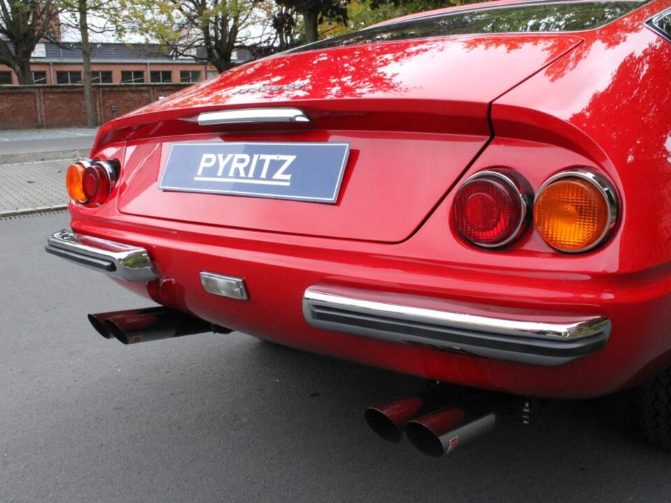 Image 13/22 of Ferrari 365 GTB&#x2F;4 Daytona (1971)