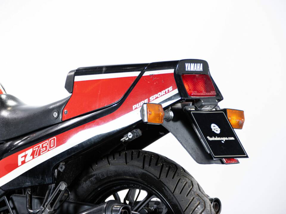 Image 11/50 of Yamaha FZ 750 (1986)