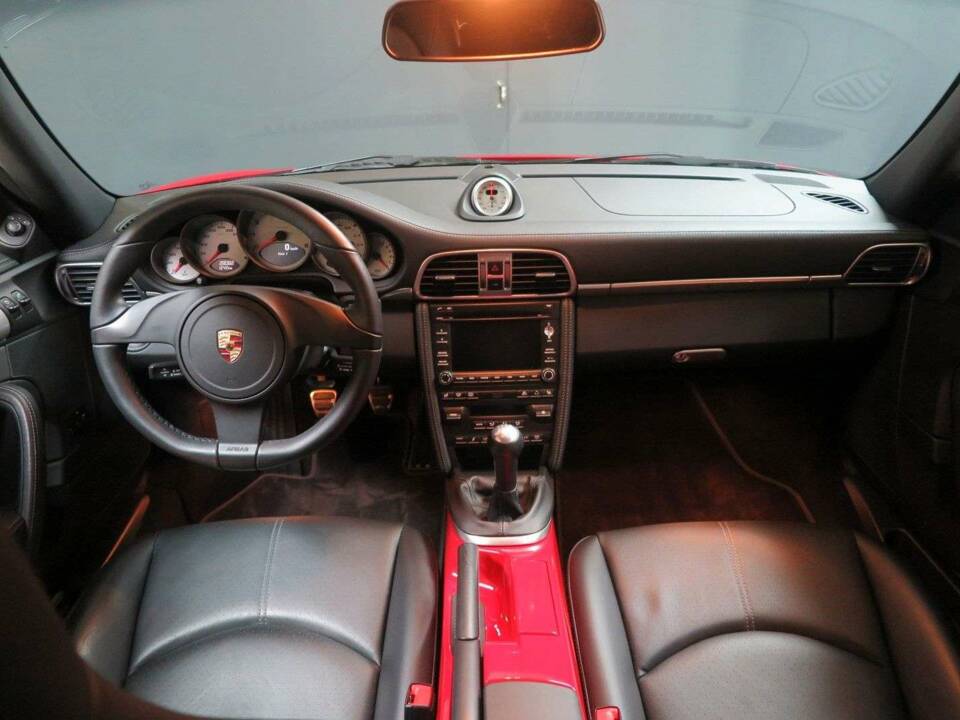 Image 17/50 of Porsche 911 Carrera 4S (2011)