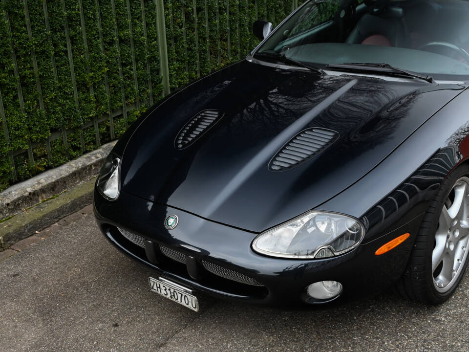 Image 24/51 of Jaguar XKR (2003)