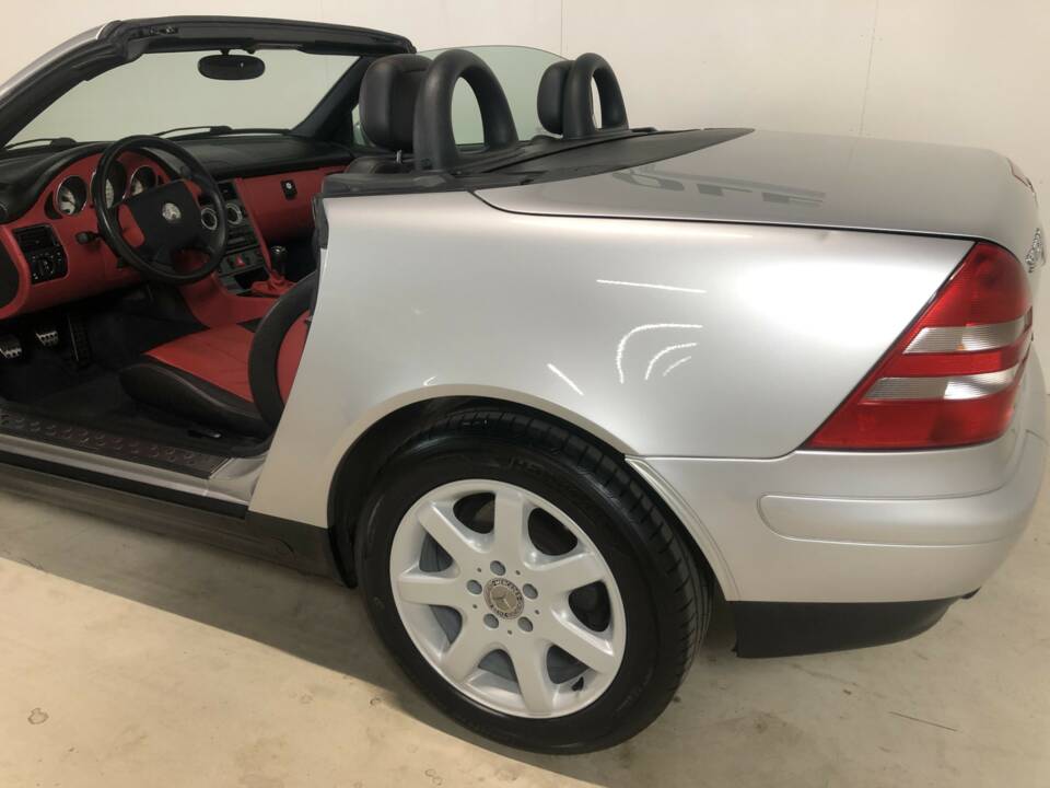 Image 10/24 de Mercedes-Benz SLK 230 Kompressor (1997)