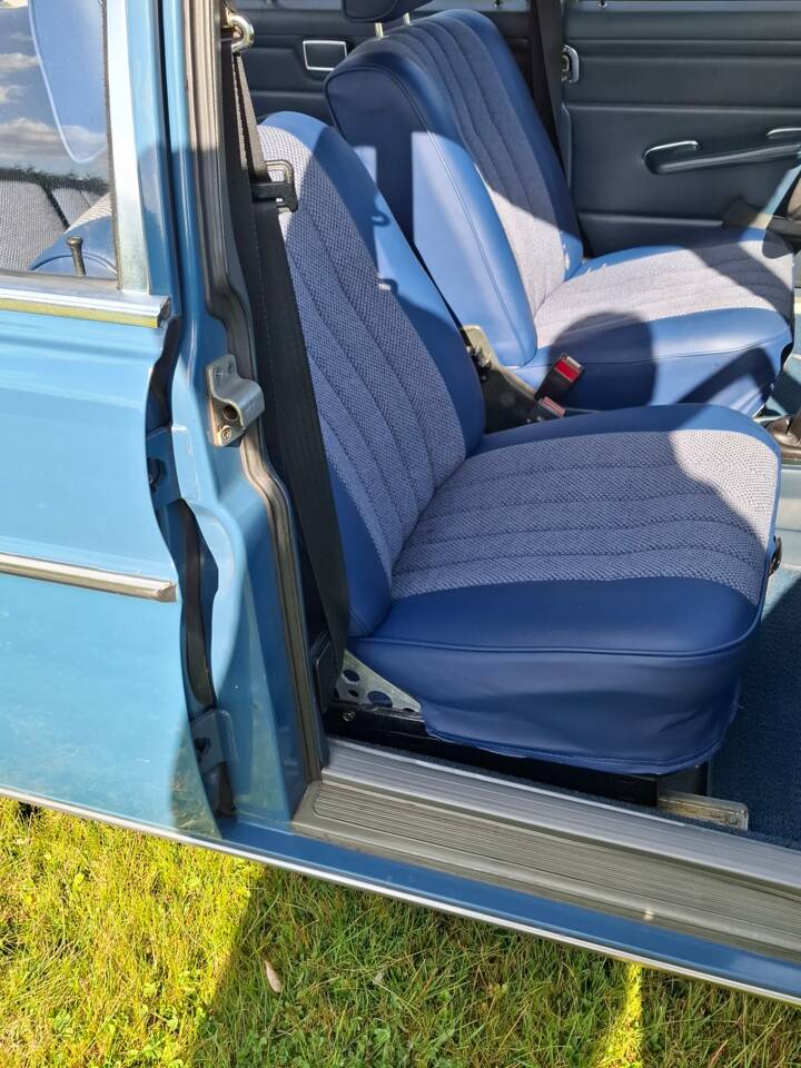 Image 12/13 of Mercedes-Benz 230&#x2F;4 (1974)