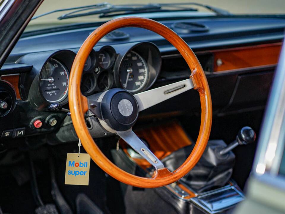 Image 2/8 of Alfa Romeo 2000 GT Veloce (1975)