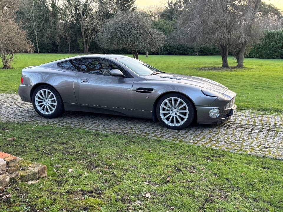 Image 7/29 of Aston Martin V12 Vanquish (2002)