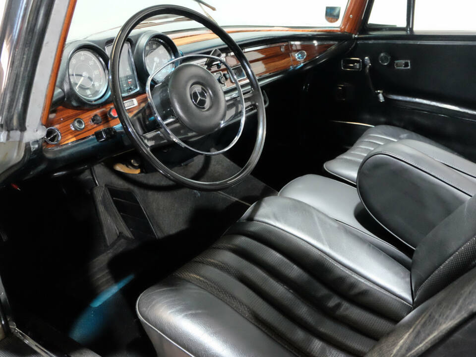 Image 15/33 of Mercedes-Benz 280 SE (1968)