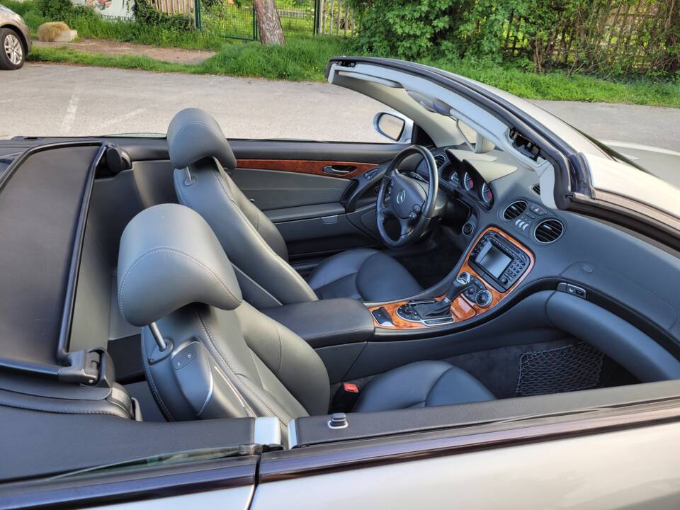 Bild 66/97 von Mercedes-Benz SL 500 (2004)