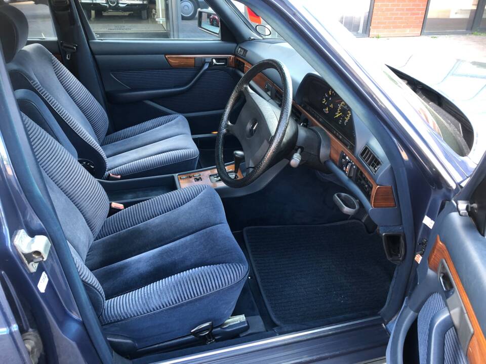 Image 10/13 of Mercedes-Benz 300 SE (1988)