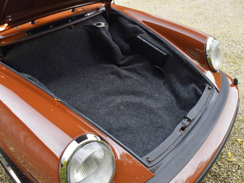 Image 28/37 de Porsche 911 Carrera 3.0 (1977)
