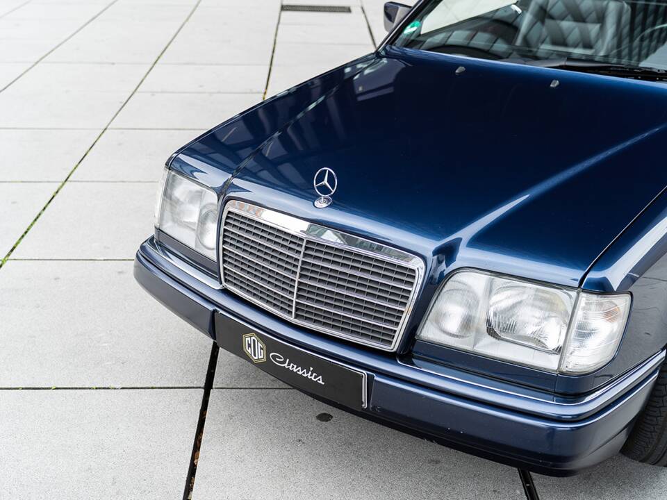 Image 15/45 of Mercedes-Benz E 220 (1995)