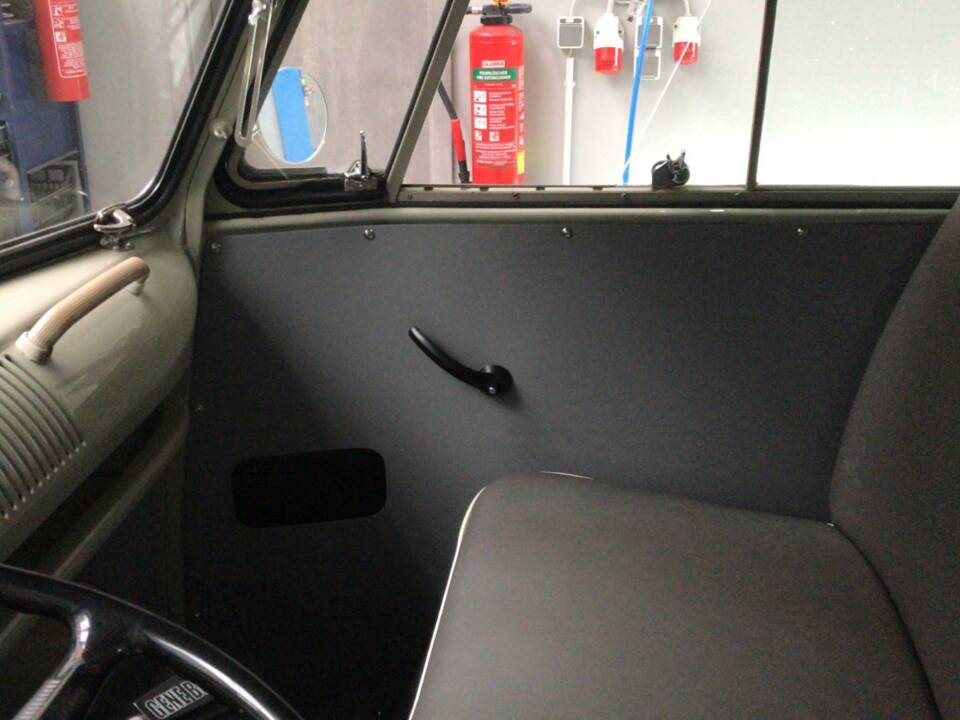 Image 19/23 of Volkswagen T1 minibus (1964)