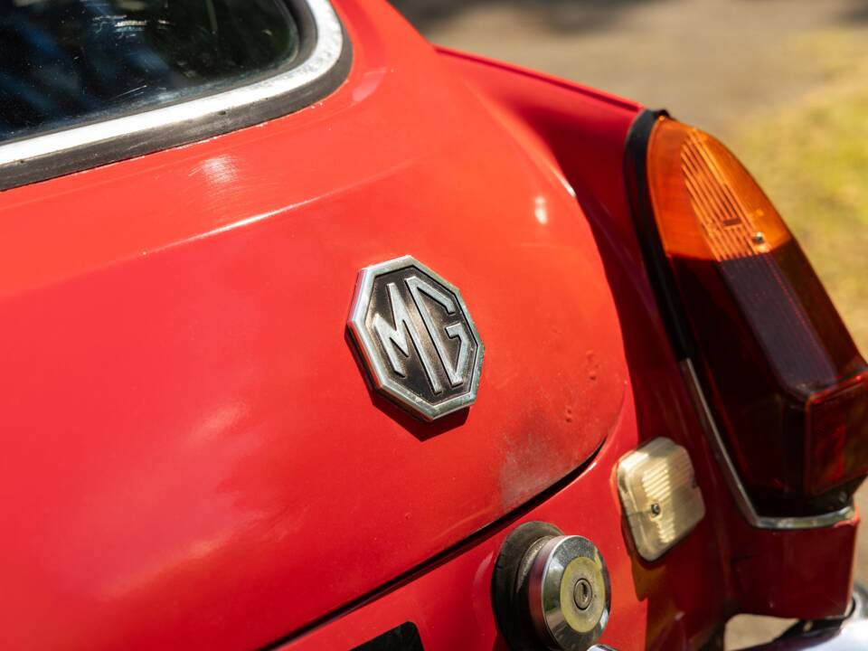 Image 22/50 of MG MGB GT (1970)