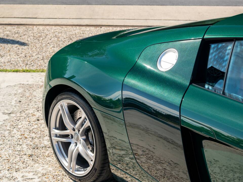 Image 15/33 of Audi R8 (2007)