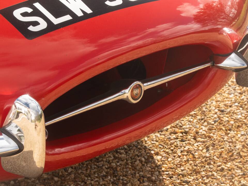 Image 36/50 de Jaguar E-Type (1967)