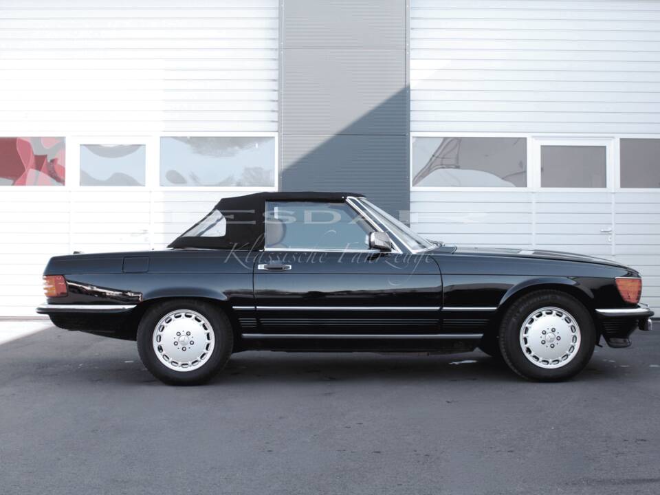 Image 21/23 of Mercedes-Benz 560 SL (1989)