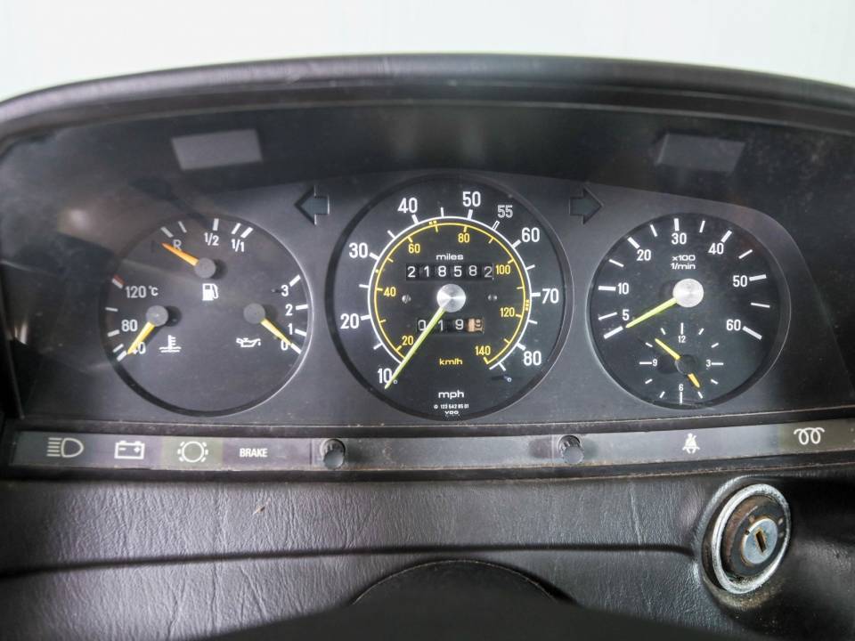 Bild 28/50 von Mercedes-Benz 300 D Turbodiesel (1982)
