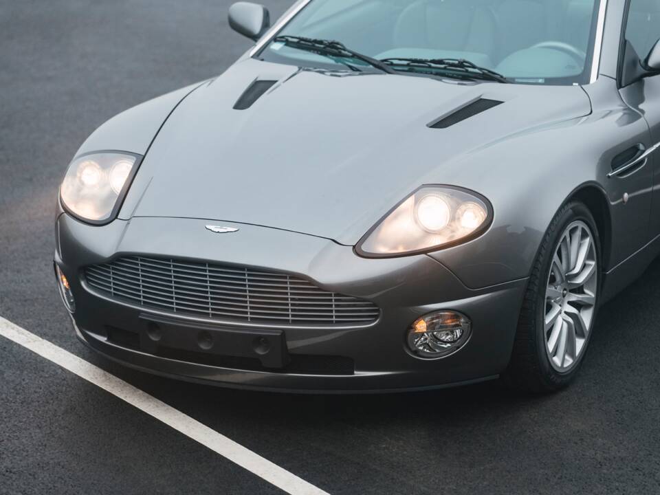 Image 19/23 of Aston Martin V12 Vanquish (2003)