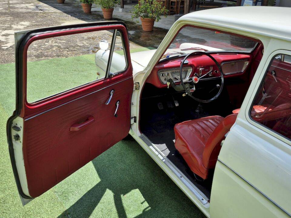 Image 25/63 of Ford Anglia (1965)