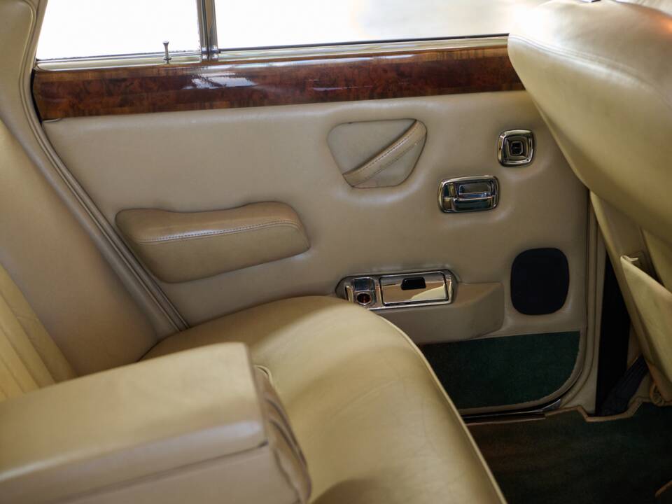 Imagen 43/50 de Rolls-Royce Silver Shadow II (1977)