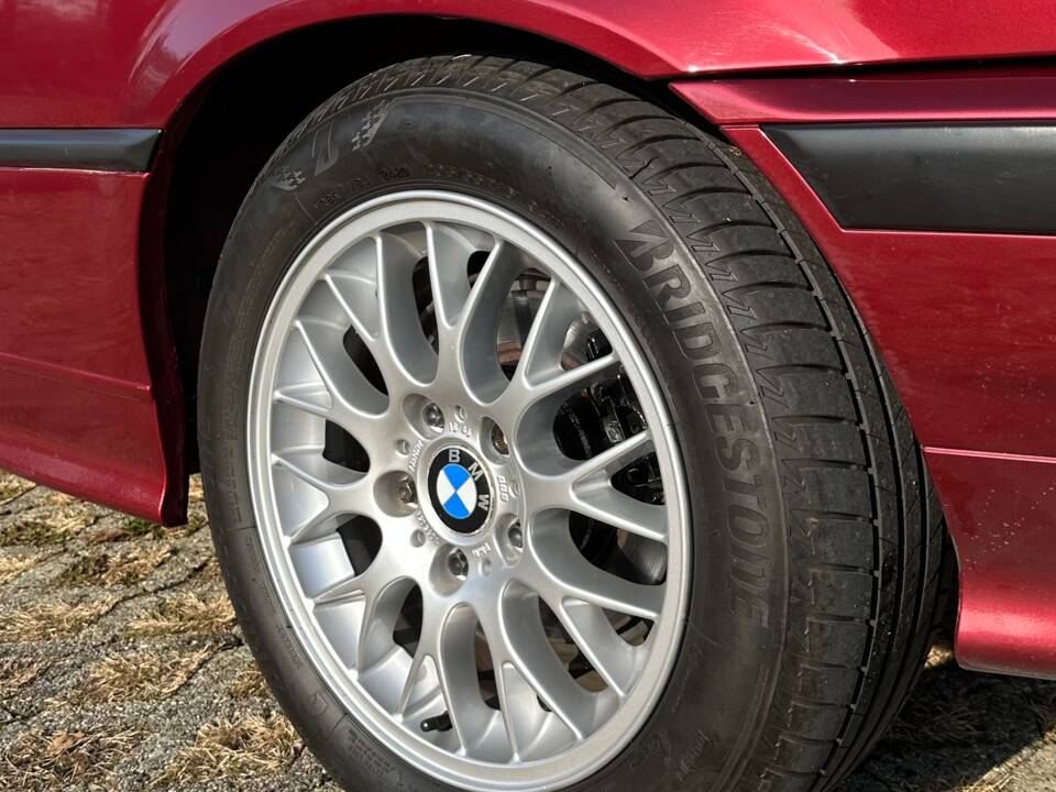 Bild 46/57 von BMW 320i (1993)