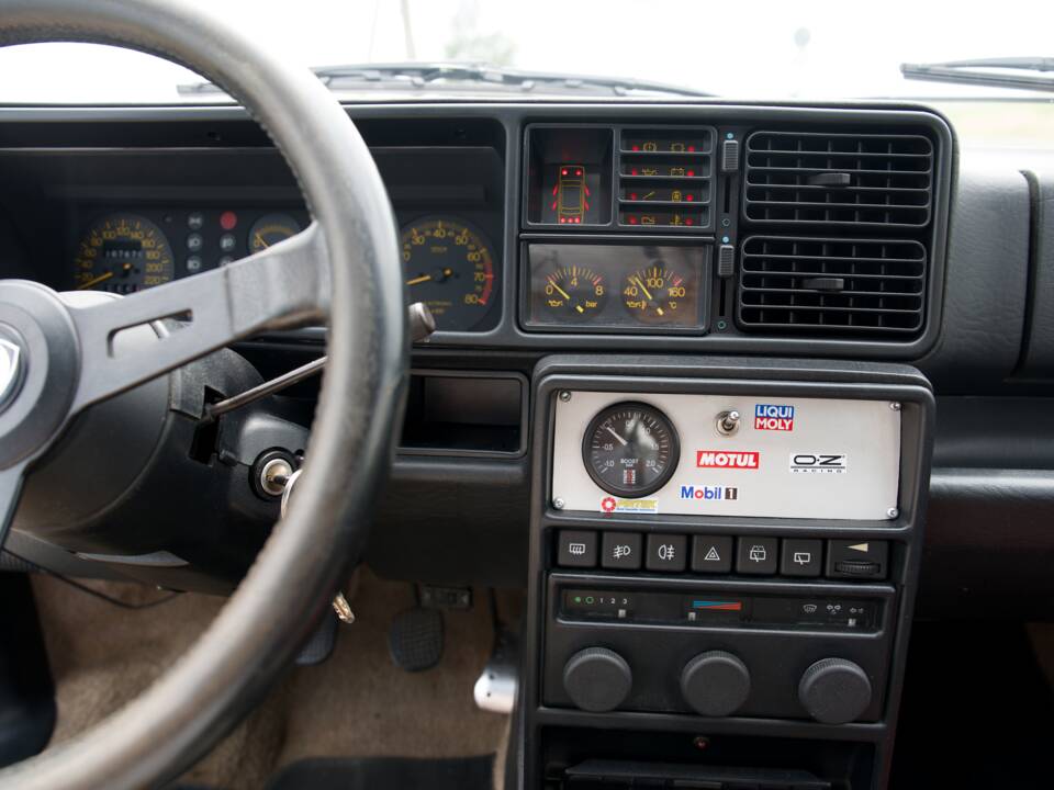 Image 35/47 of Lancia Delta HF Integrale (1988)