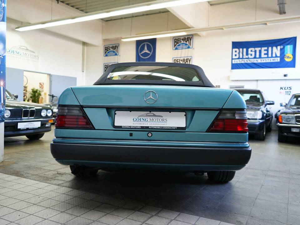 Afbeelding 16/50 van Mercedes-Benz 300 CE-24 (1993)