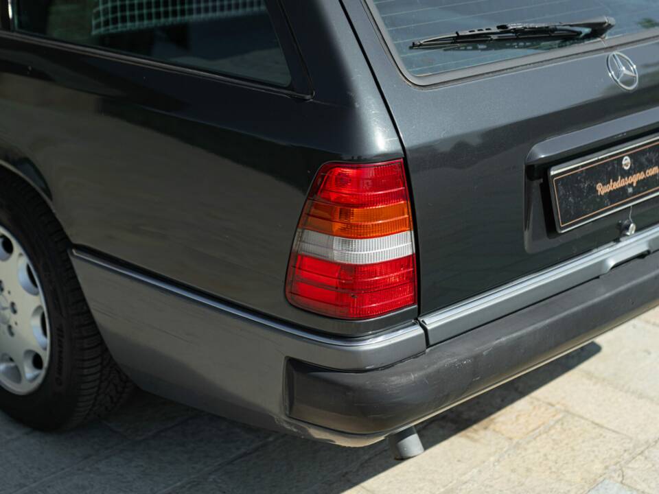 Immagine 10/44 di Mercedes-Benz 200 TE (1992)