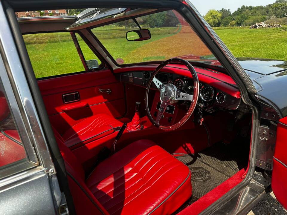 Image 18/38 of MG MGB GT V8 (1974)